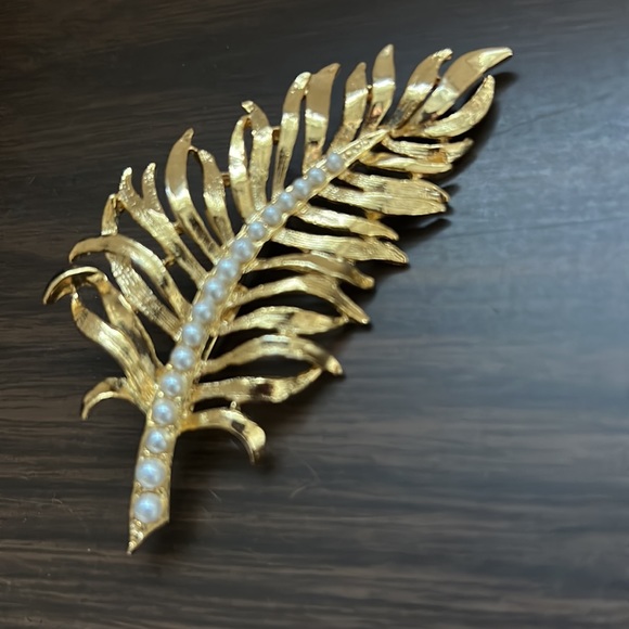Gerry’s Flaming Feather Faux Pearl Brooche - Picture 11 of 13
